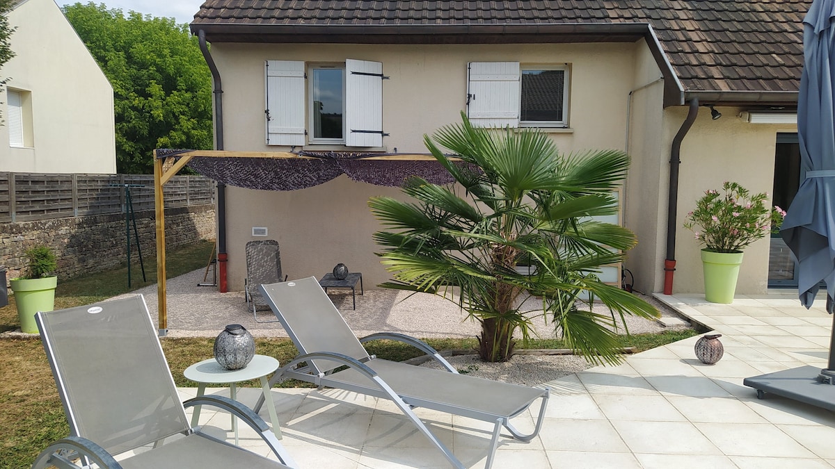 Vacances au calme à Givry dans maison avec piscine