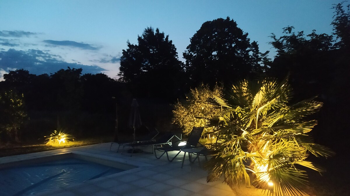 Vacances au calme à Givry dans maison avec piscine