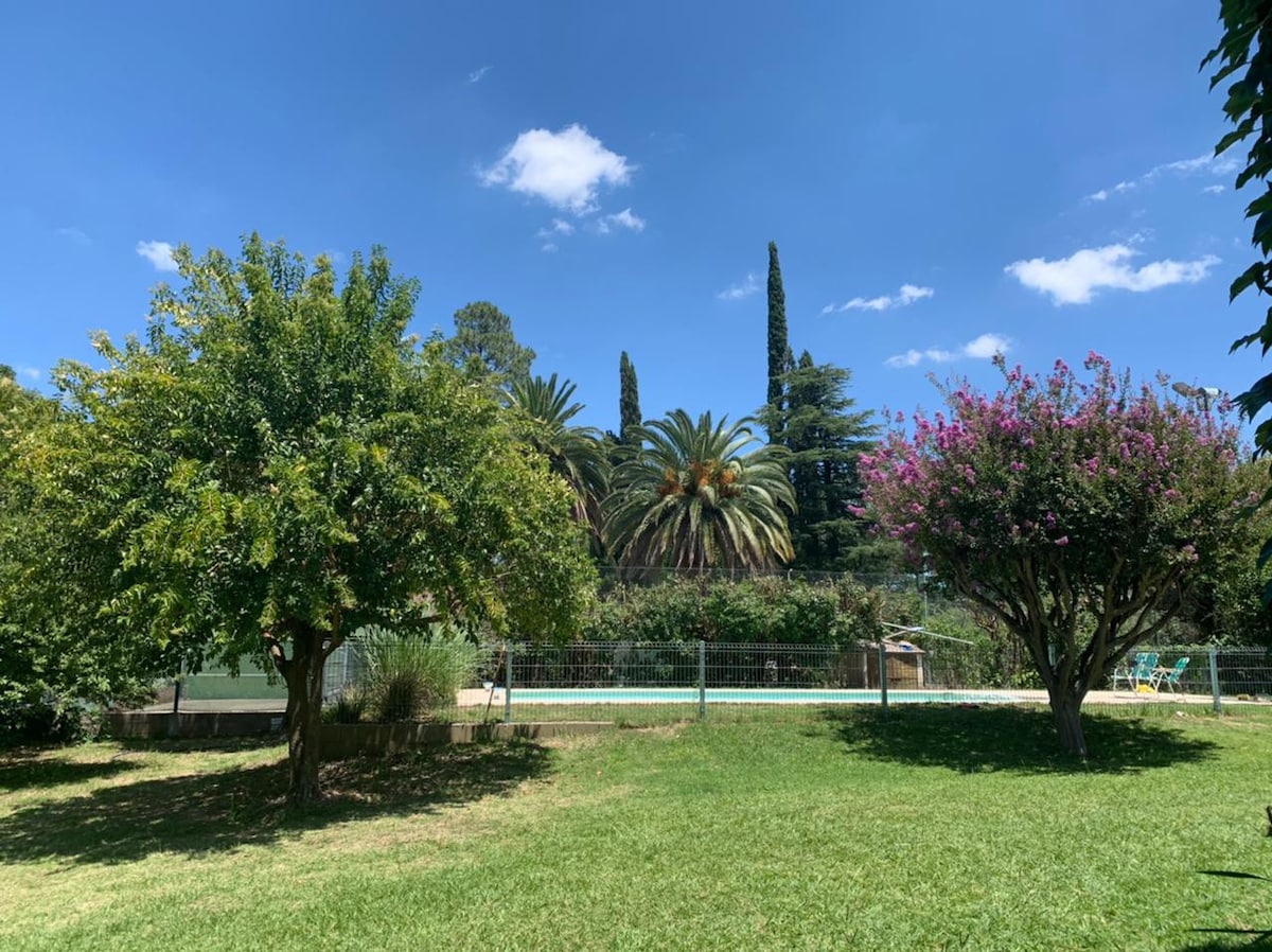 Casa c/ pileta, cancha de tenis a 200 mts del golf