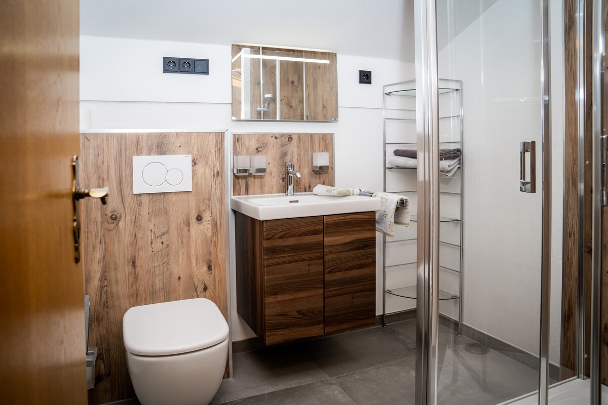 Pension Gibis (Mauth), Doppelzimmer mit kostenfreien WLAN und geräumigen Badezimmer