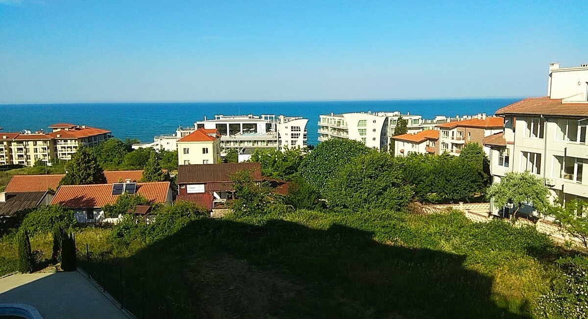 Прекрасный апартамент с видом на море и бассейном