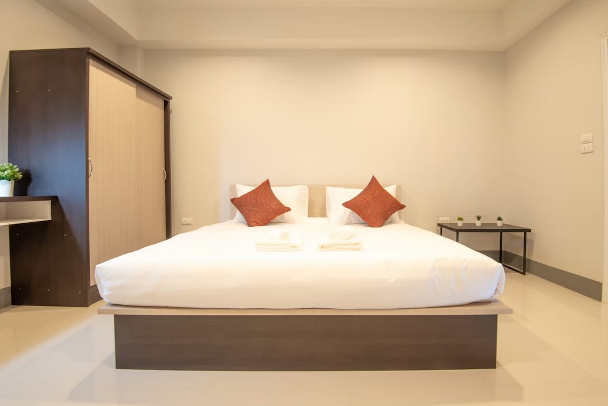 J2 Residence Chiang Rai豪华加大双人床房+无线网络