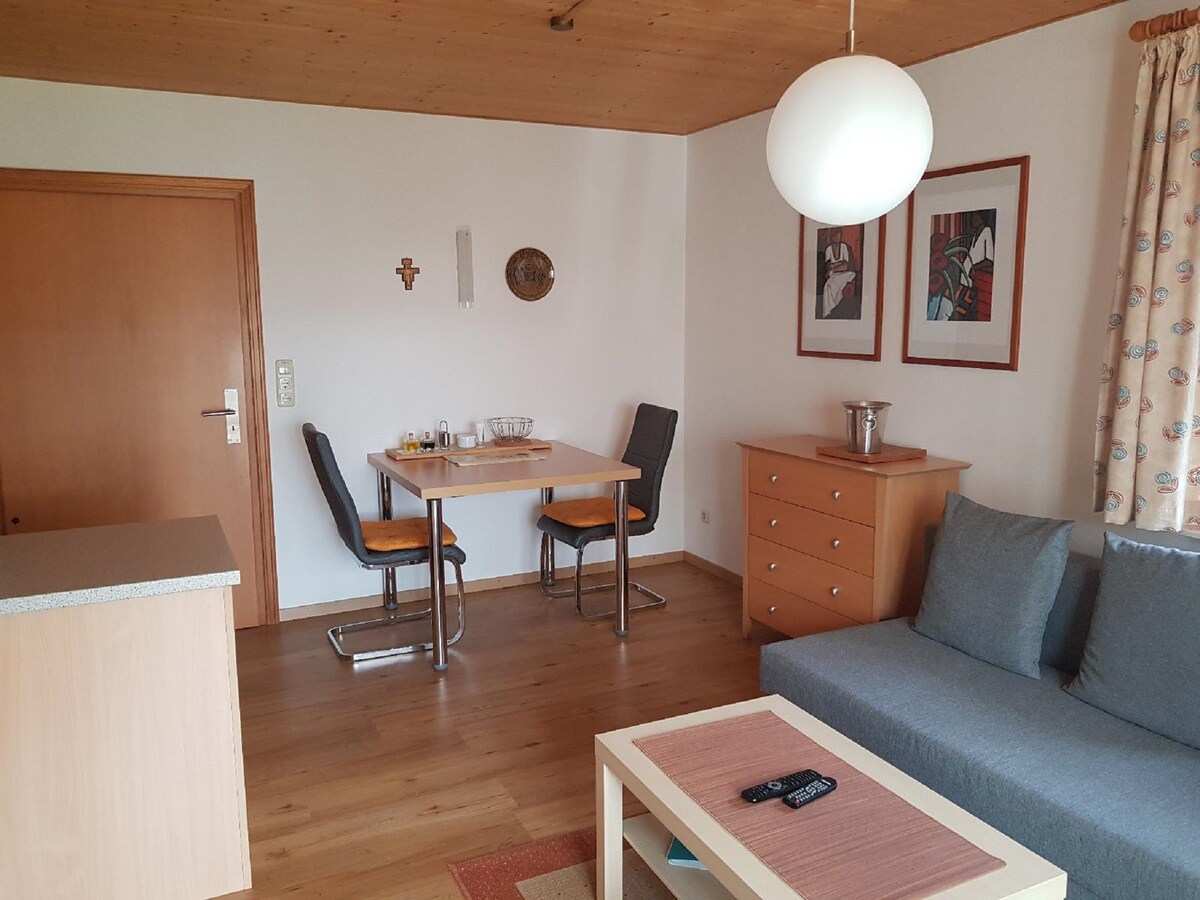 位于阿尔滕斯坦（格拉费瑙）的公寓，公寓面积（ 40平方米） ，设有露台、躺椅和烧烤设施
