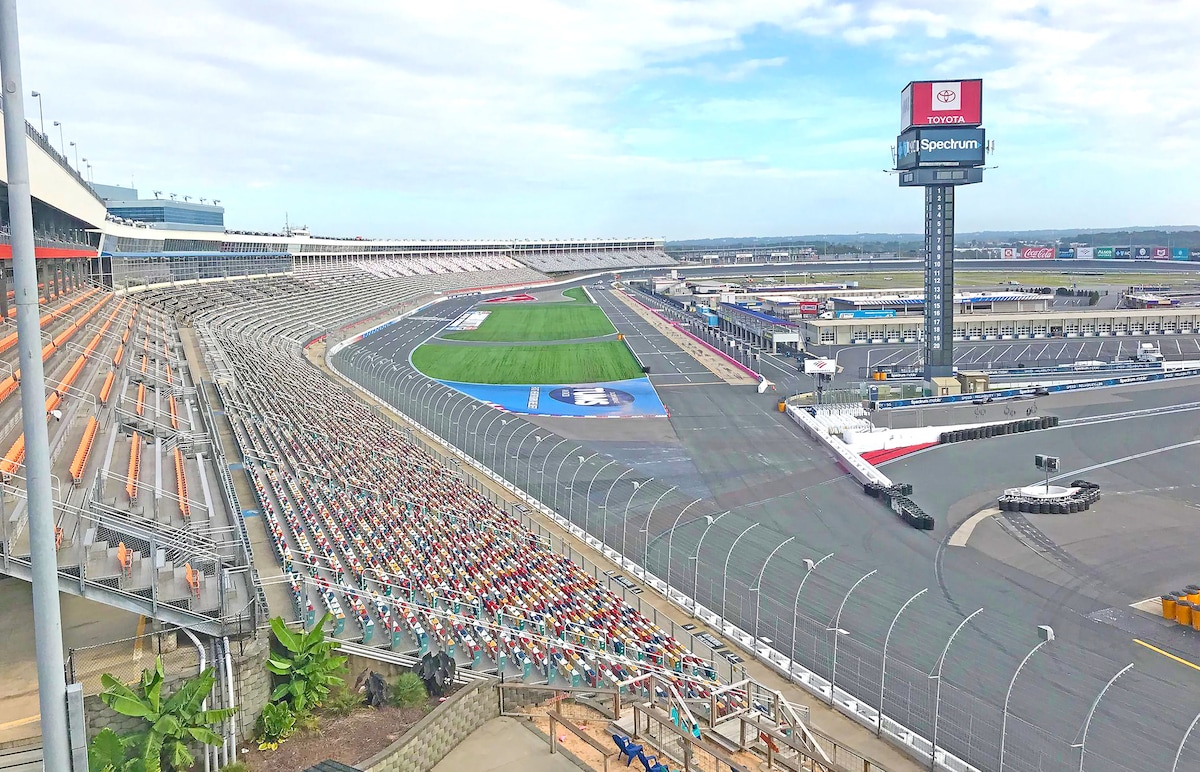 在夏洛特赛车场（ Charlotte Motor Speedway ）首次转向公寓！