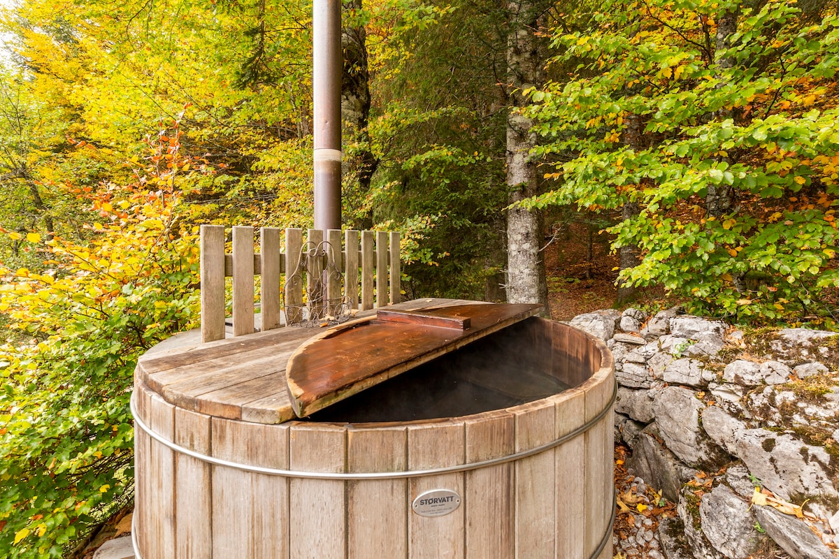 森林中舒适度假木质烧烤热水浴缸