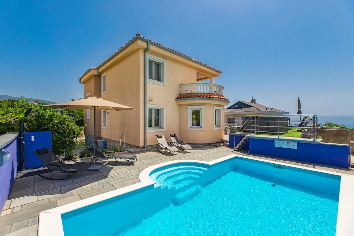 带泳池和海景的Crikvenica豪华别墅