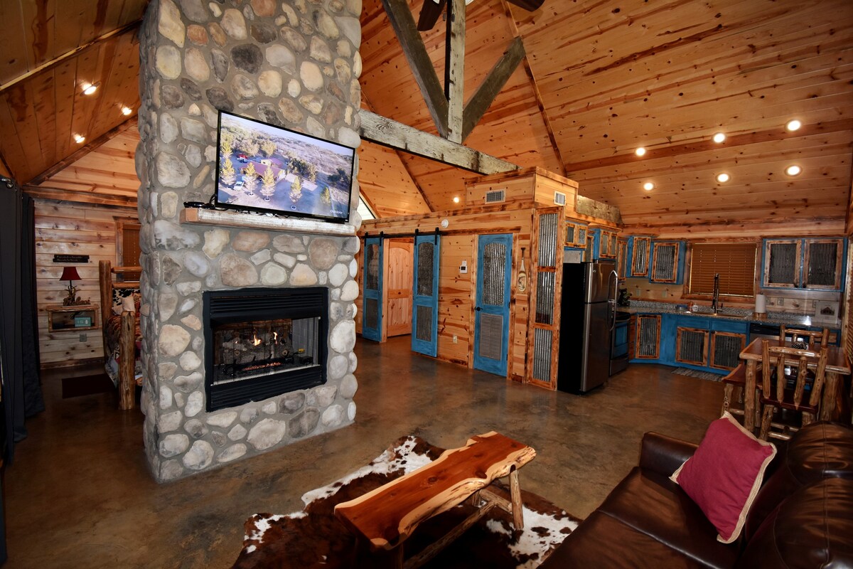 Ole Blue - Modern Rustic Cabin, Wi-Fi, Hot Tub