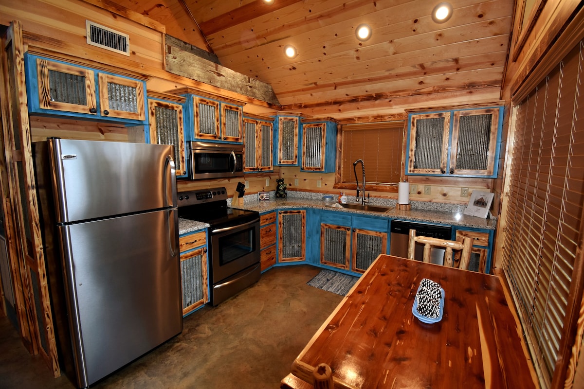 Ole Blue - Modern Rustic Cabin, Wi-Fi, Hot Tub