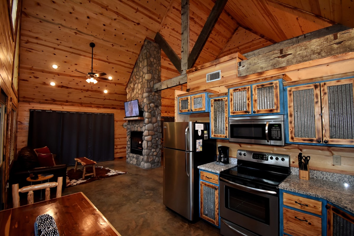 Ole Blue - Modern Rustic Cabin, Wi-Fi, Hot Tub