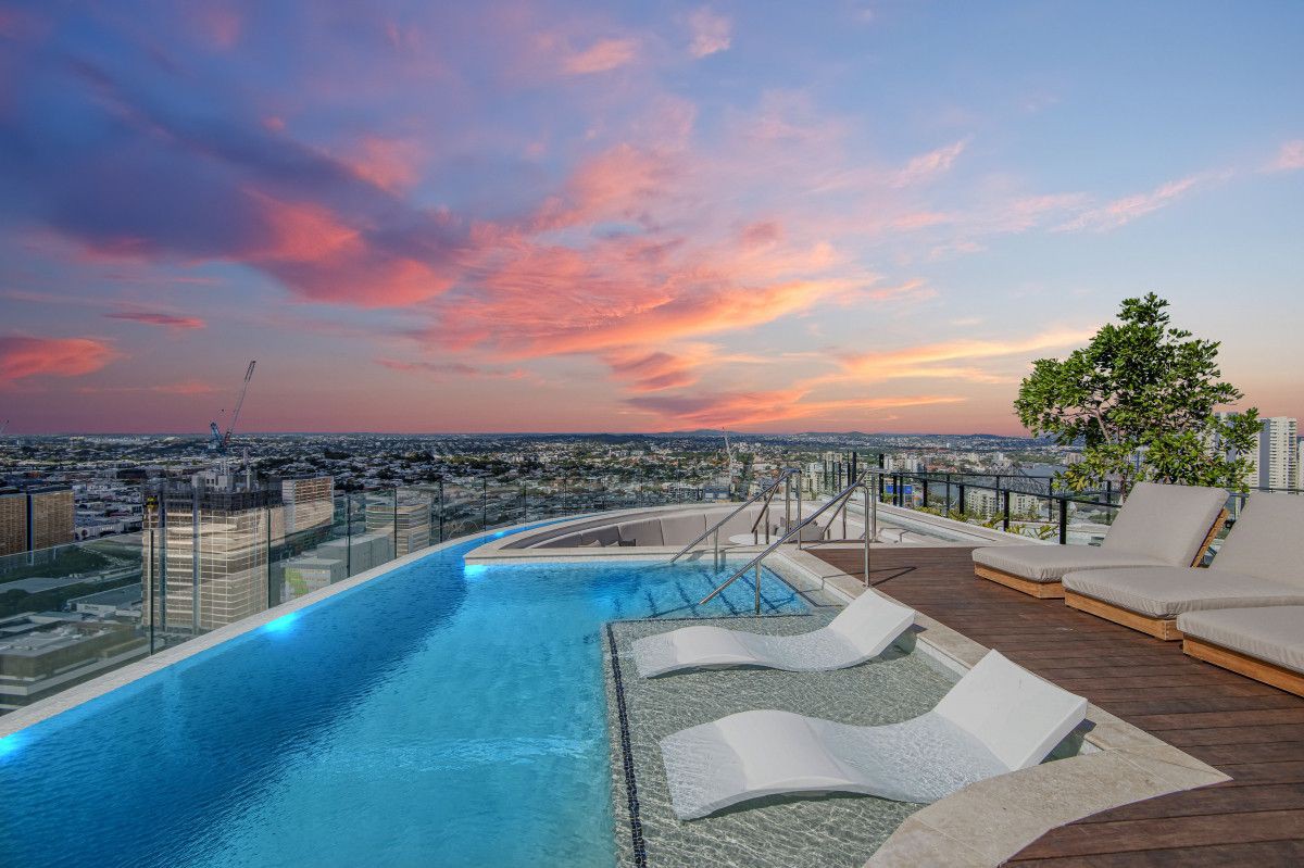 阳光明媚的中央公寓，带布里斯班岛最佳屋顶泳池