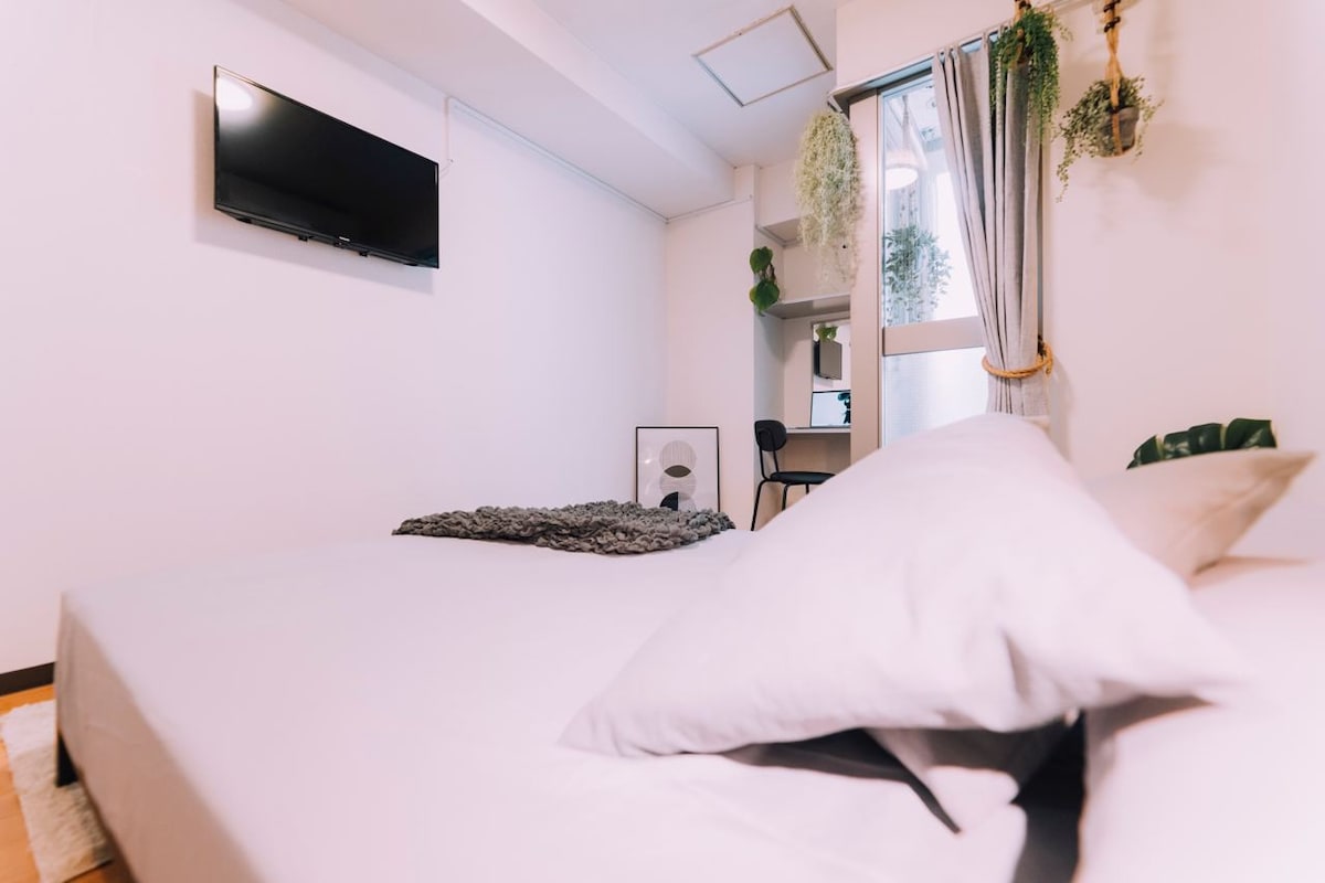 Minimalist Loft 2: Namba Compact Studio & 24/7 Gym