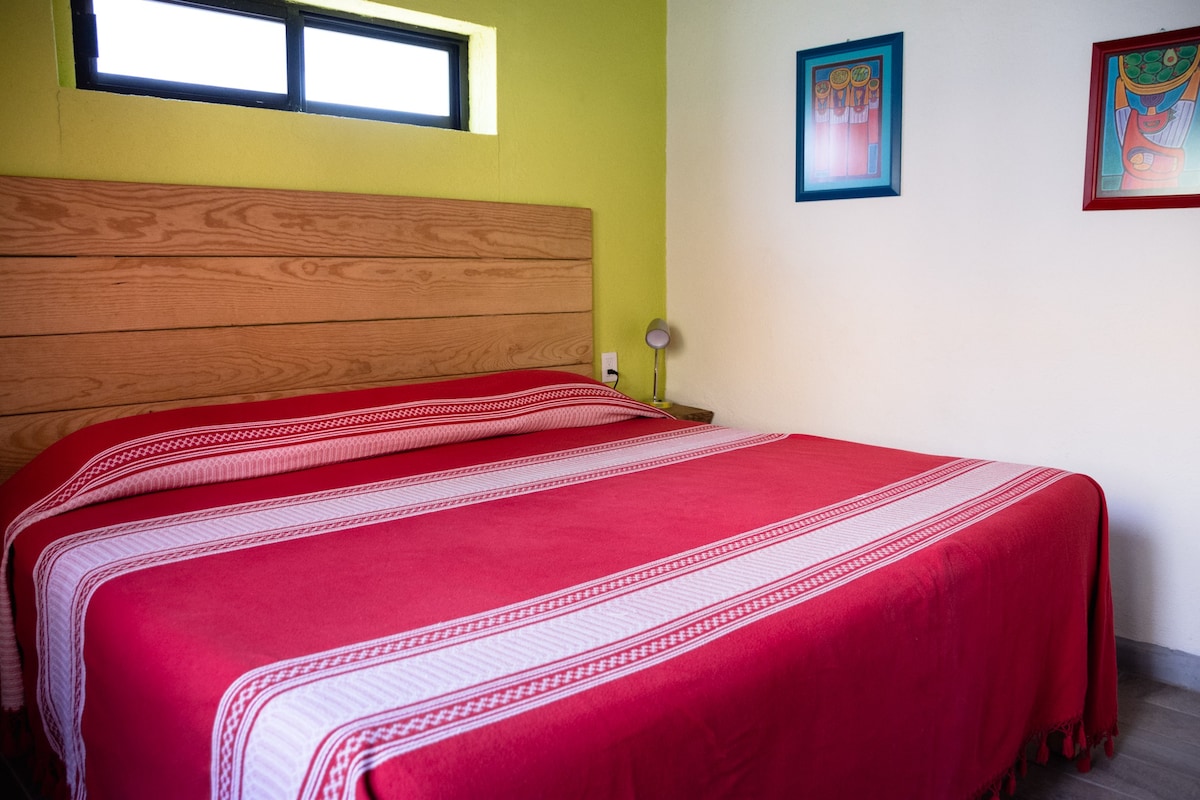 「El Tucán」舒适的加大双人床、卫生间和露台