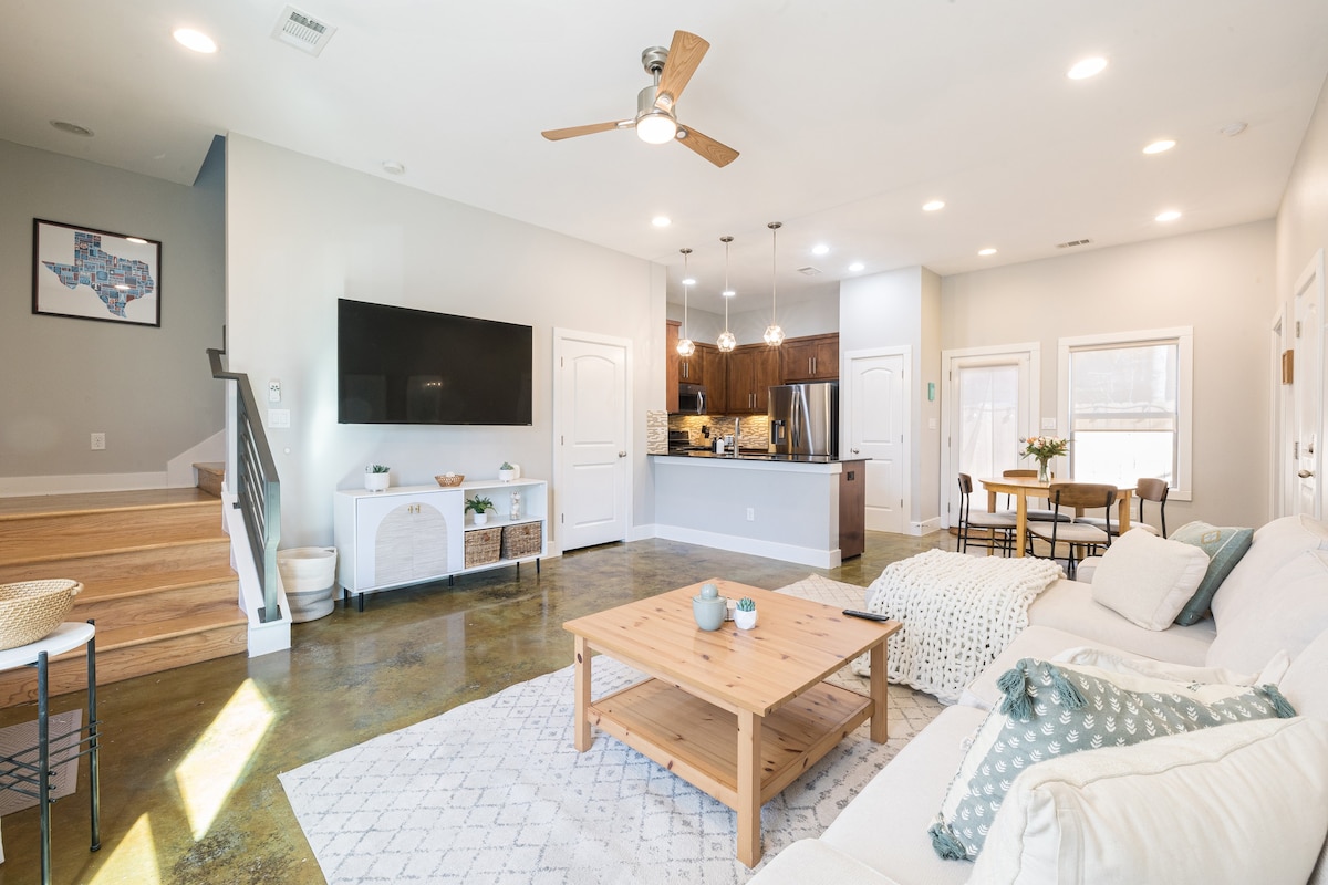 Super Walkable to Food, Music, Bars | Eastside 2BR