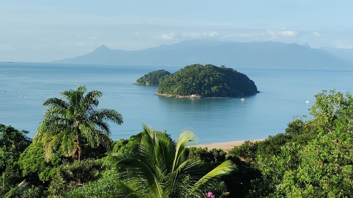 带泳池的房子，可欣赏海景，位于科卡尼亚（ Cocanha ）海滩上