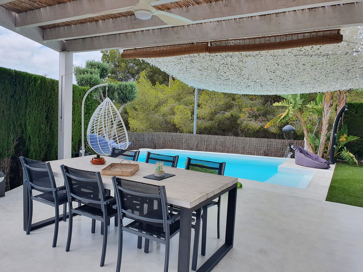 Belle villa et piscine proche mer sur côte Daurada