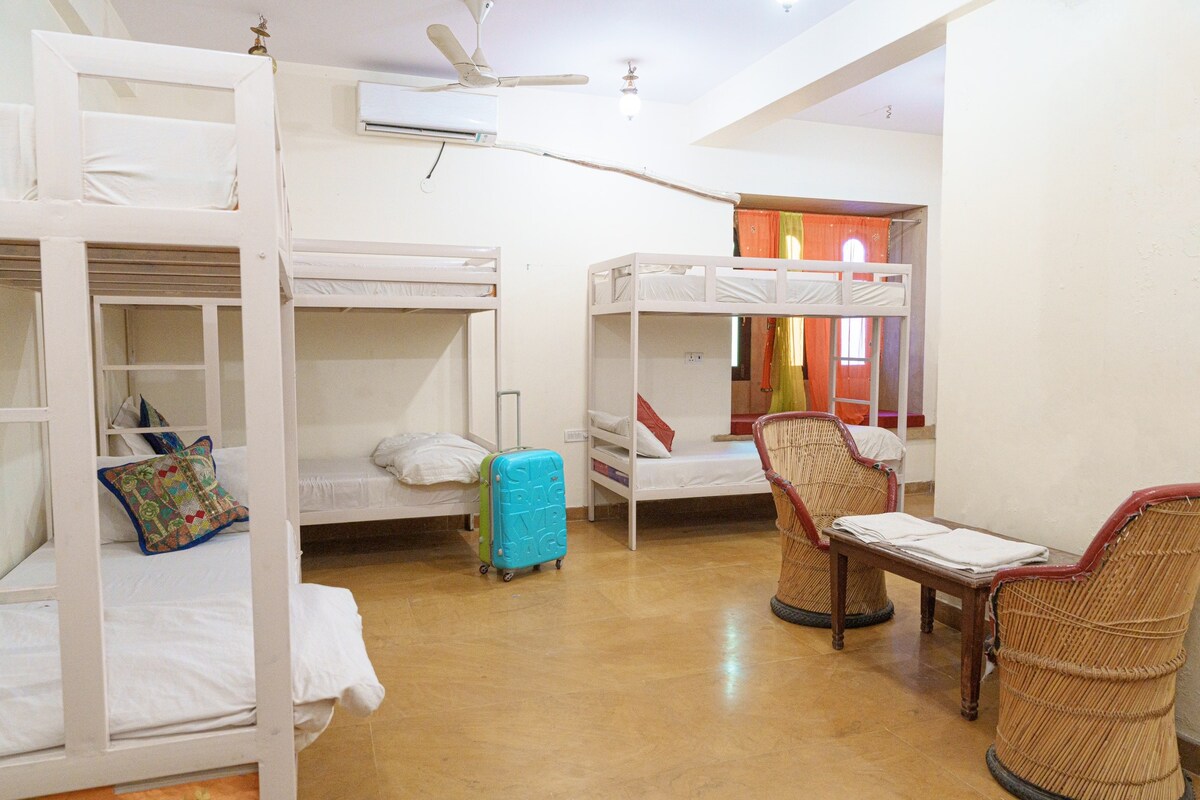 8 Bad Female Ac Dormitory room