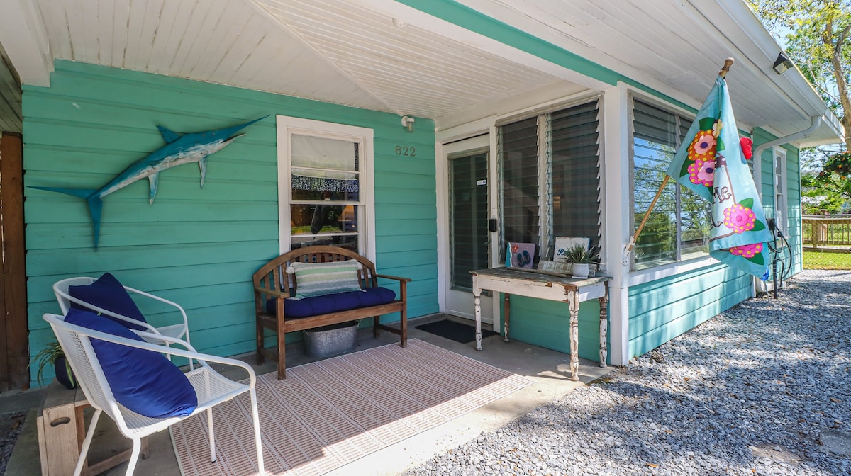 The Knotty Pine, Charming 1950 's Beach Cabin