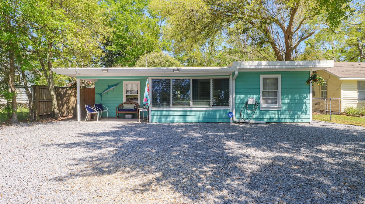 The Knotty Pine, Charming 1950 's Beach Cabin