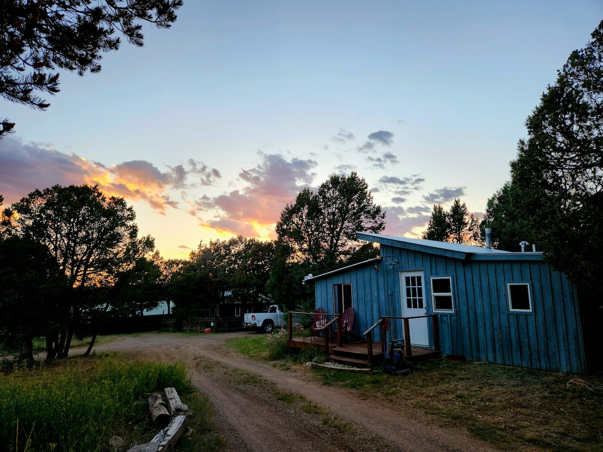 Smiling Dog Ranch - Rustic Guest Cabin