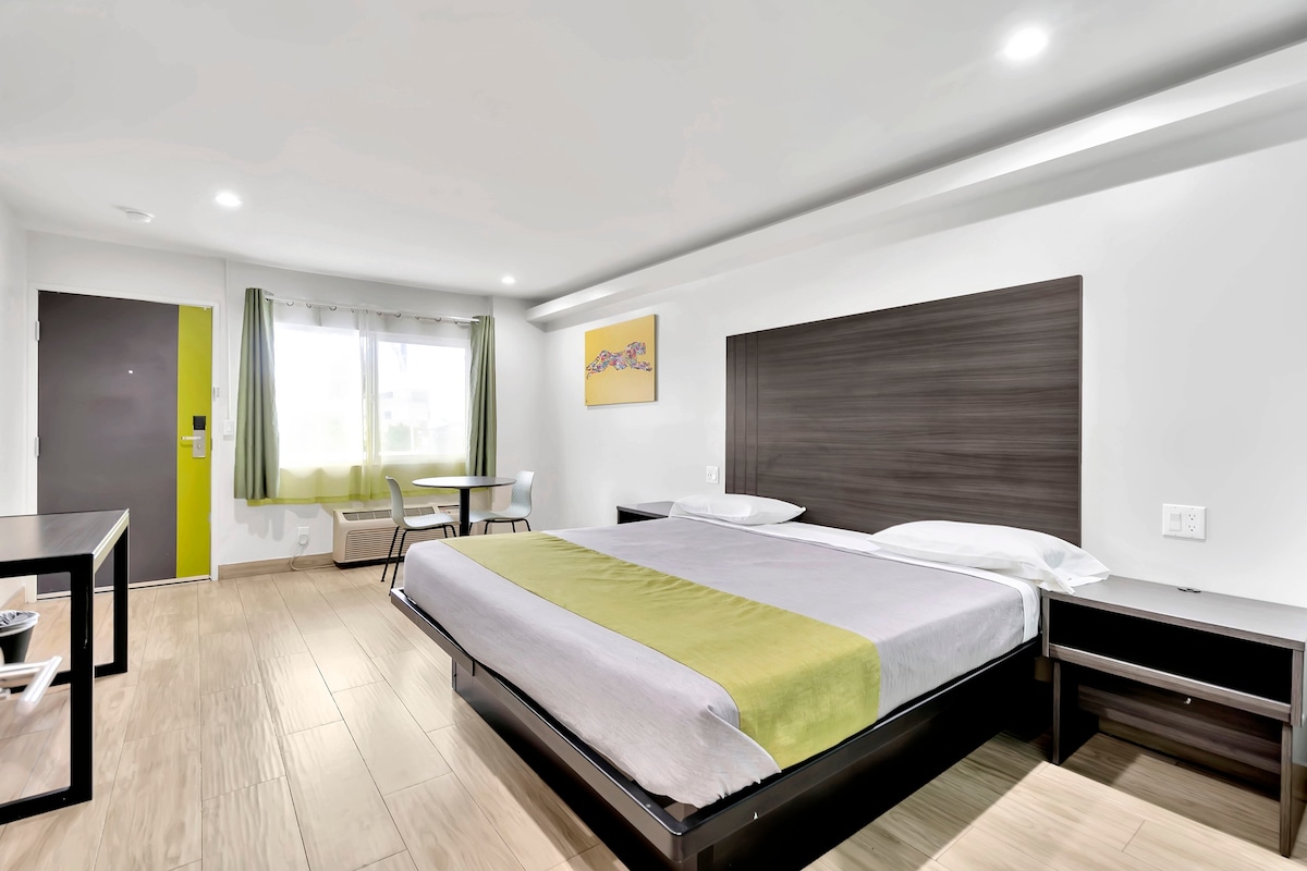 Exclusivo inn +套房，配有1间加大双人床客房，配有卫生间。
