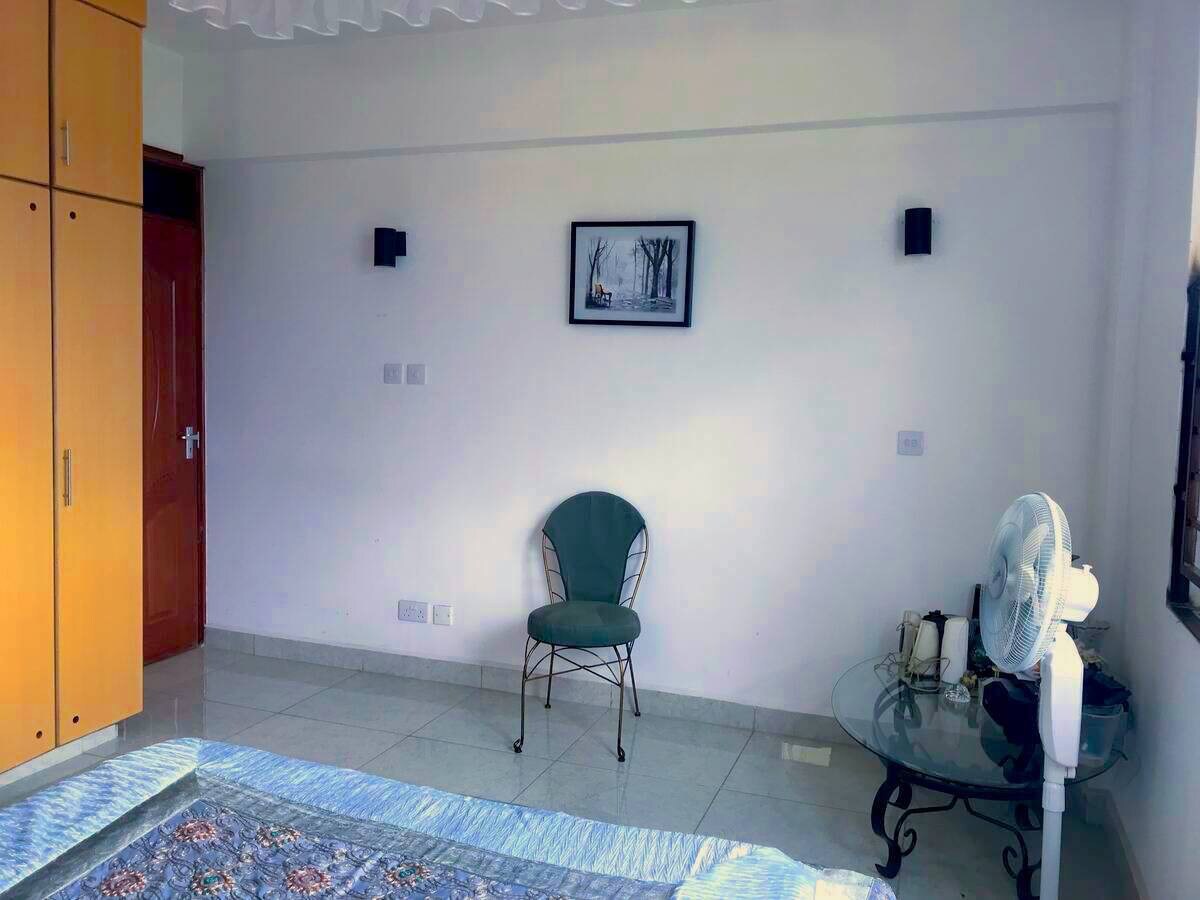 Ensuite Queen bedroom in lux apt, 3 mins from mall