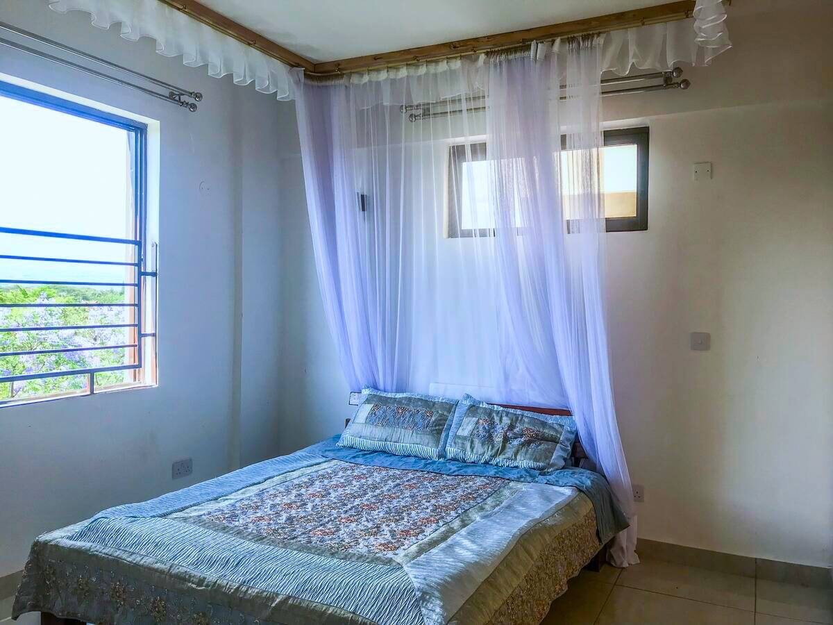 Ensuite Queen bedroom in lux apt, 3 mins from mall