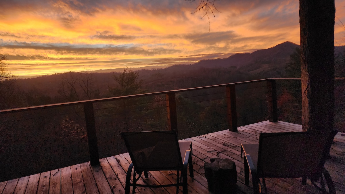 Sunrise Cabin With Mountain View