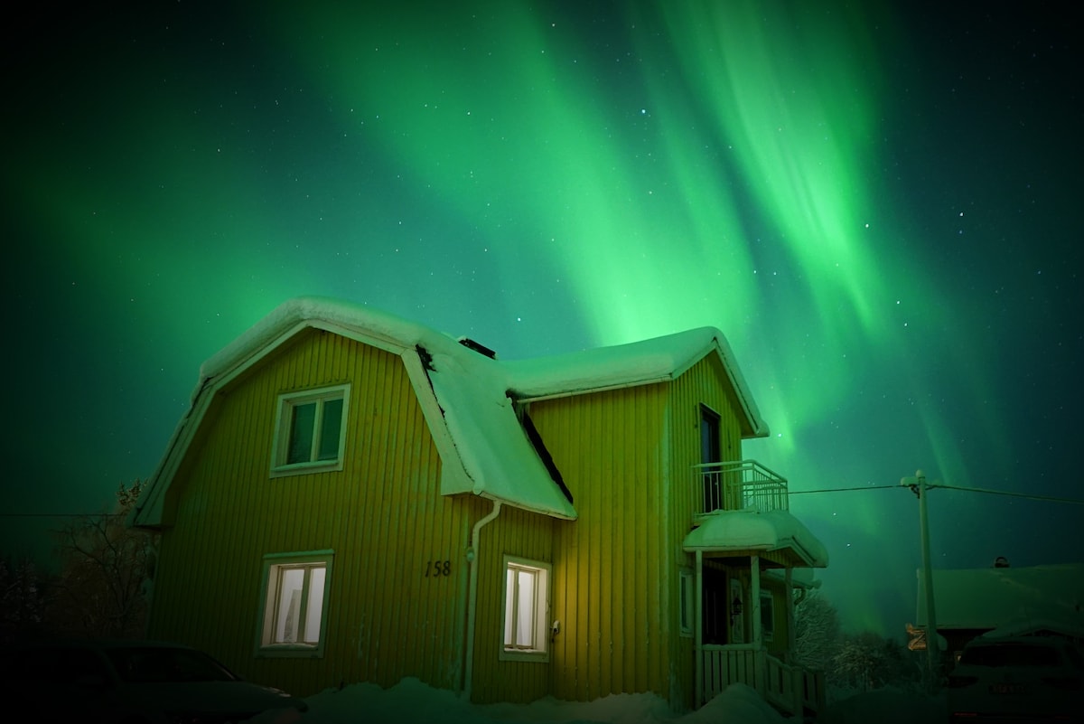 Lapland Lights - Lakeside Cottage in Svanstein