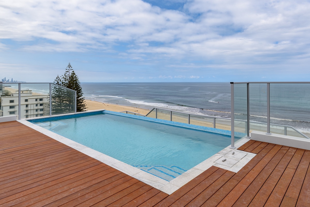 Lux Beachfront Retreat: Rooftop Pool & BBQ Access!