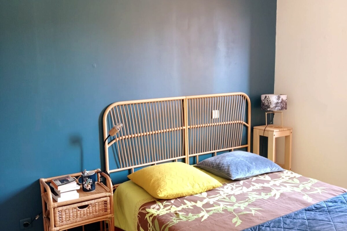 「Aux Volets Bleus」别墅-带独立卫生间的卧室