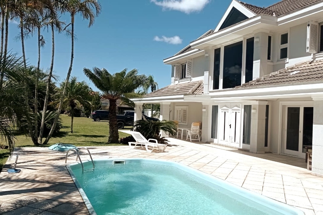 Casa c/4 quartos e piscina na beira do rio em Imbé