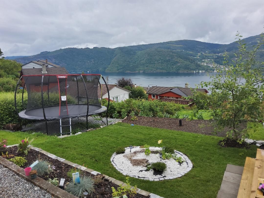 舒适的公寓，可欣赏到Sørfjorden的美景。