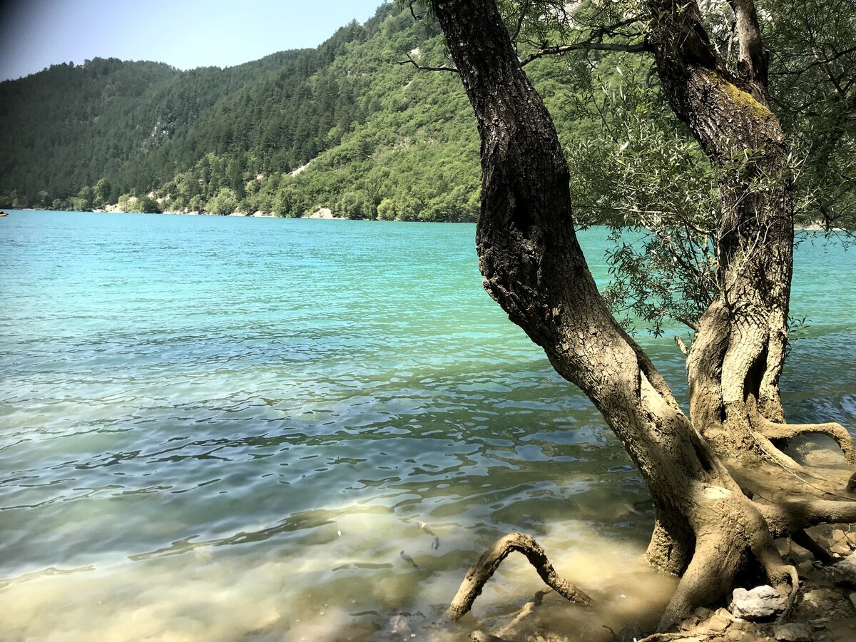 大型翻新石头羊圈，位于Verdon的心脏地带