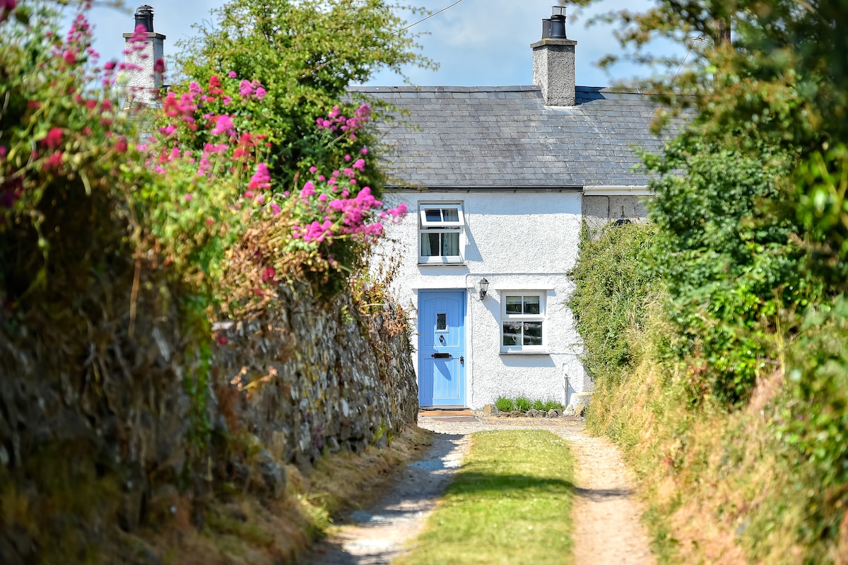 Fairytale cottage close to pub & beach with garden