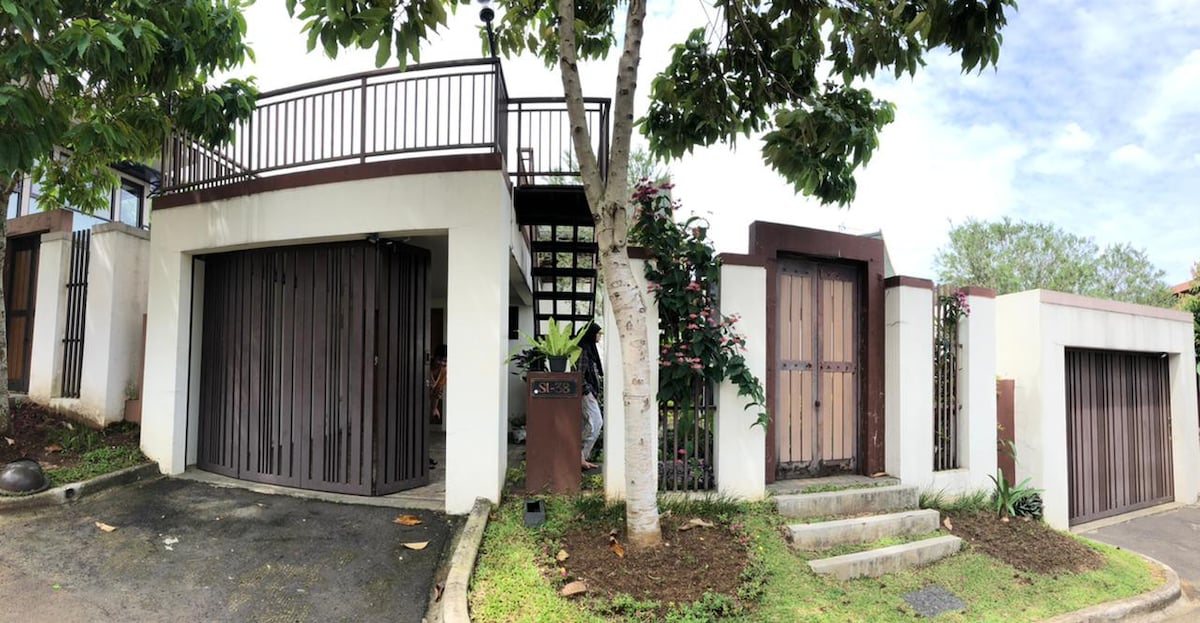 Vimala Hills舒适的Puncak Bogor别墅