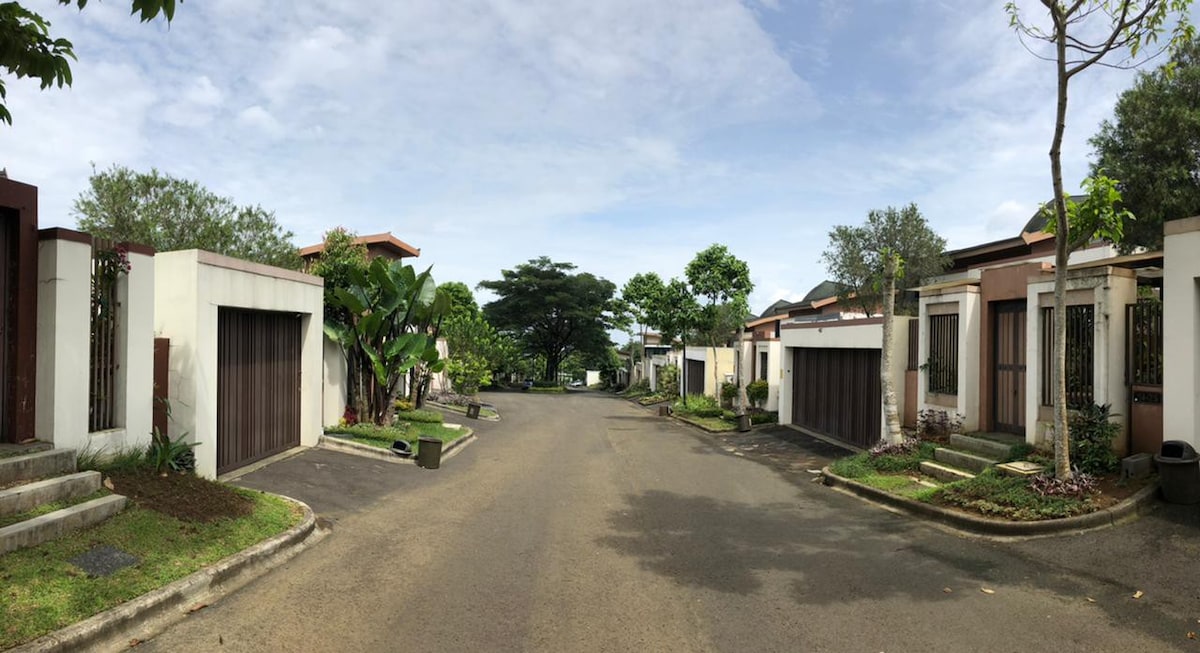 Vimala Hills舒适的Puncak Bogor别墅