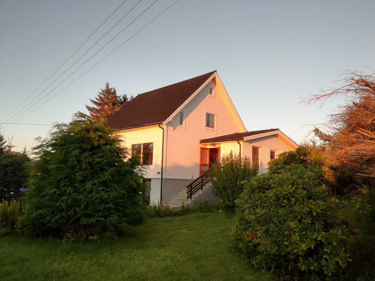 斯库洛亚（ Skuløya ）的房子，靠近奥莱松（ Ålesund ） ，是一座田园诗般的岛屿