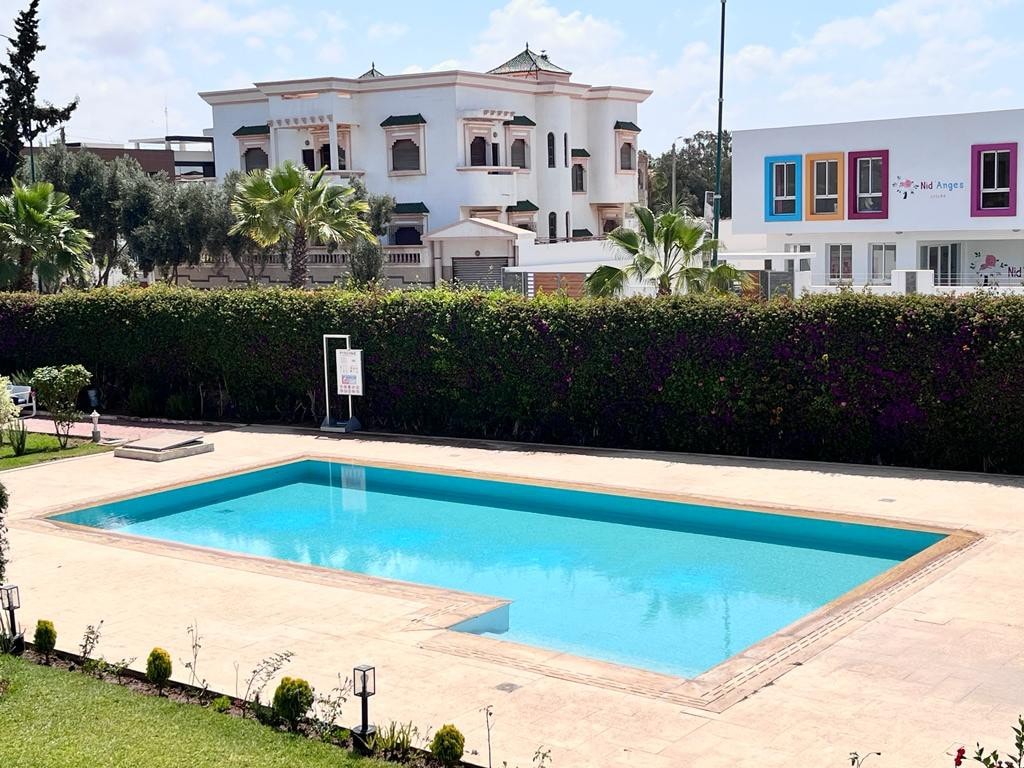 美丽的别墅，高尔夫球场旁边有大型游泳池。