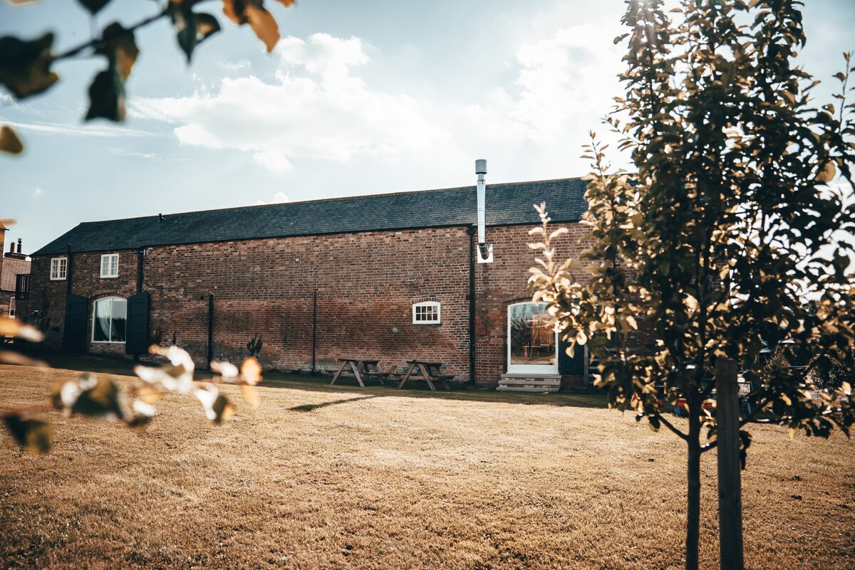 the Big Barn at Poplars Farm -完全独一无二