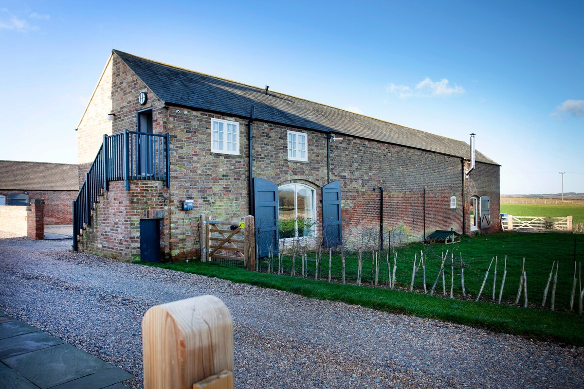 the Big Barn at Poplars Farm -完全独一无二