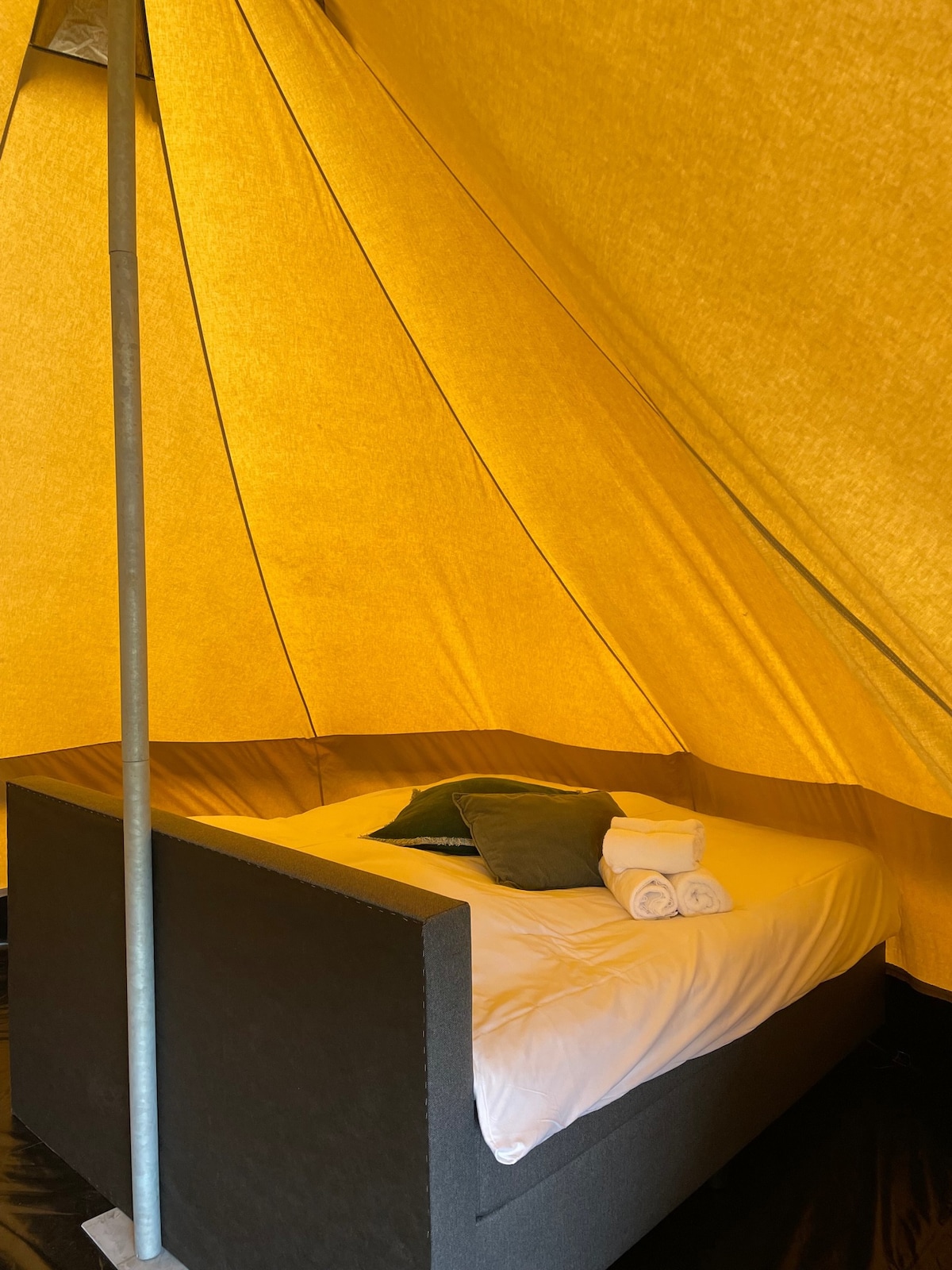 宽敞的印第安帐篷，配备共用卫生设施，包括早餐