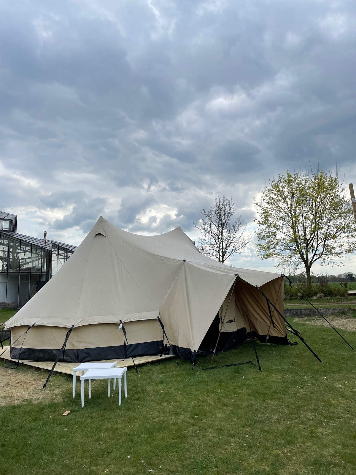 宽敞的印第安帐篷，配备共用卫生设施，包括早餐