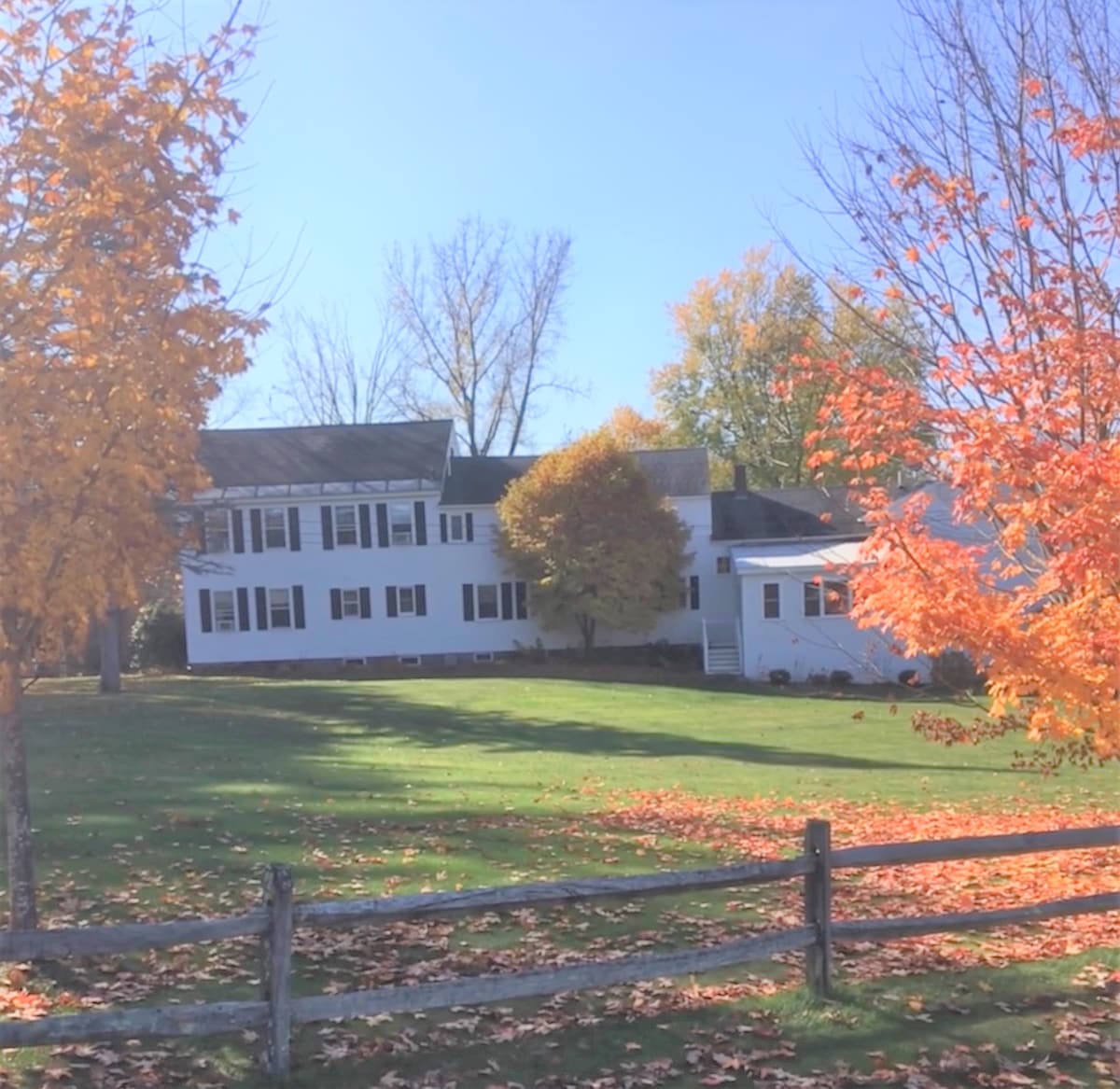 沃尔波尔（ Walpole NH/VT ）迷人的大房子。边境