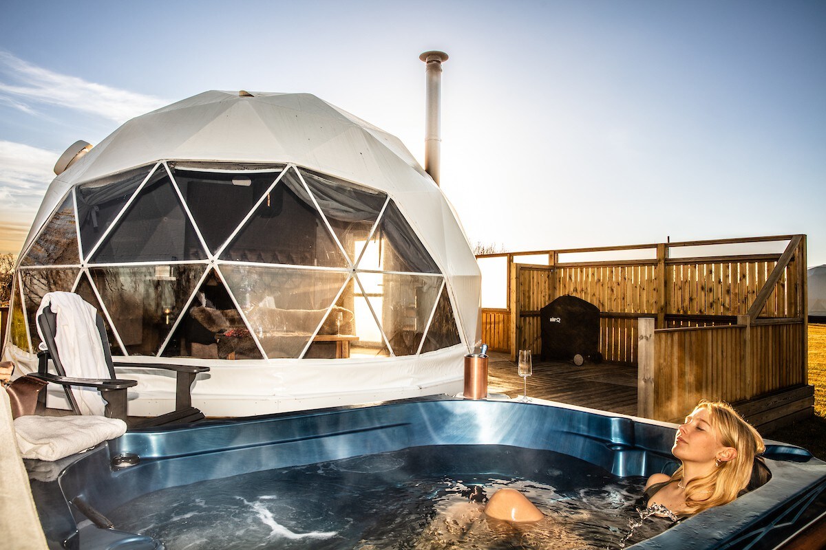 雷克雅未克之家（ Reykjavik Domes ） -配备热水浴缸和壁炉的奢华体验