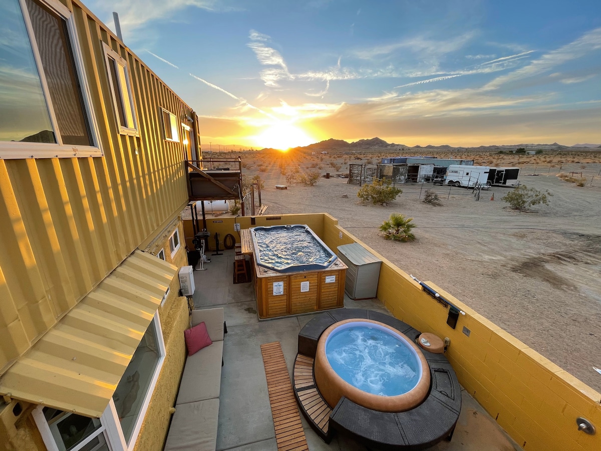 Desert Skybox Container Suites ，空中暂停