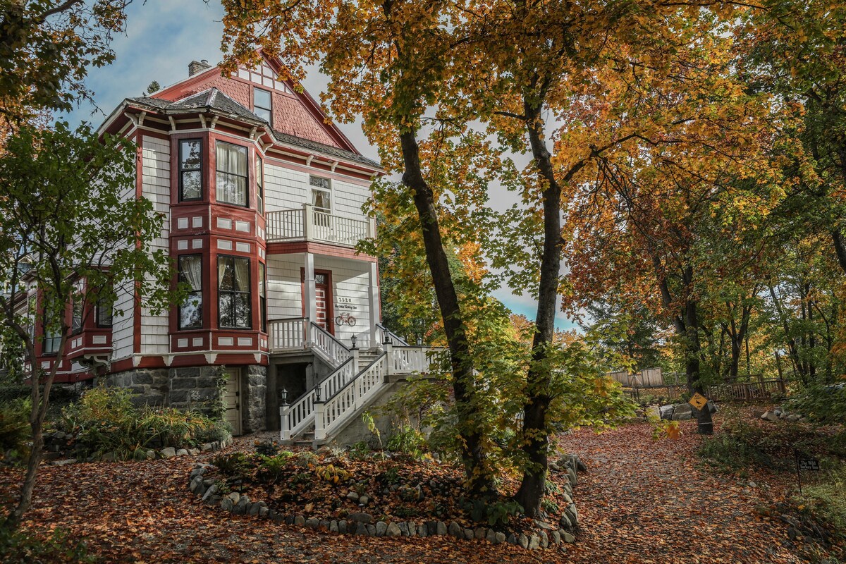 The Wild Turkey Inn: Victorian Guest House