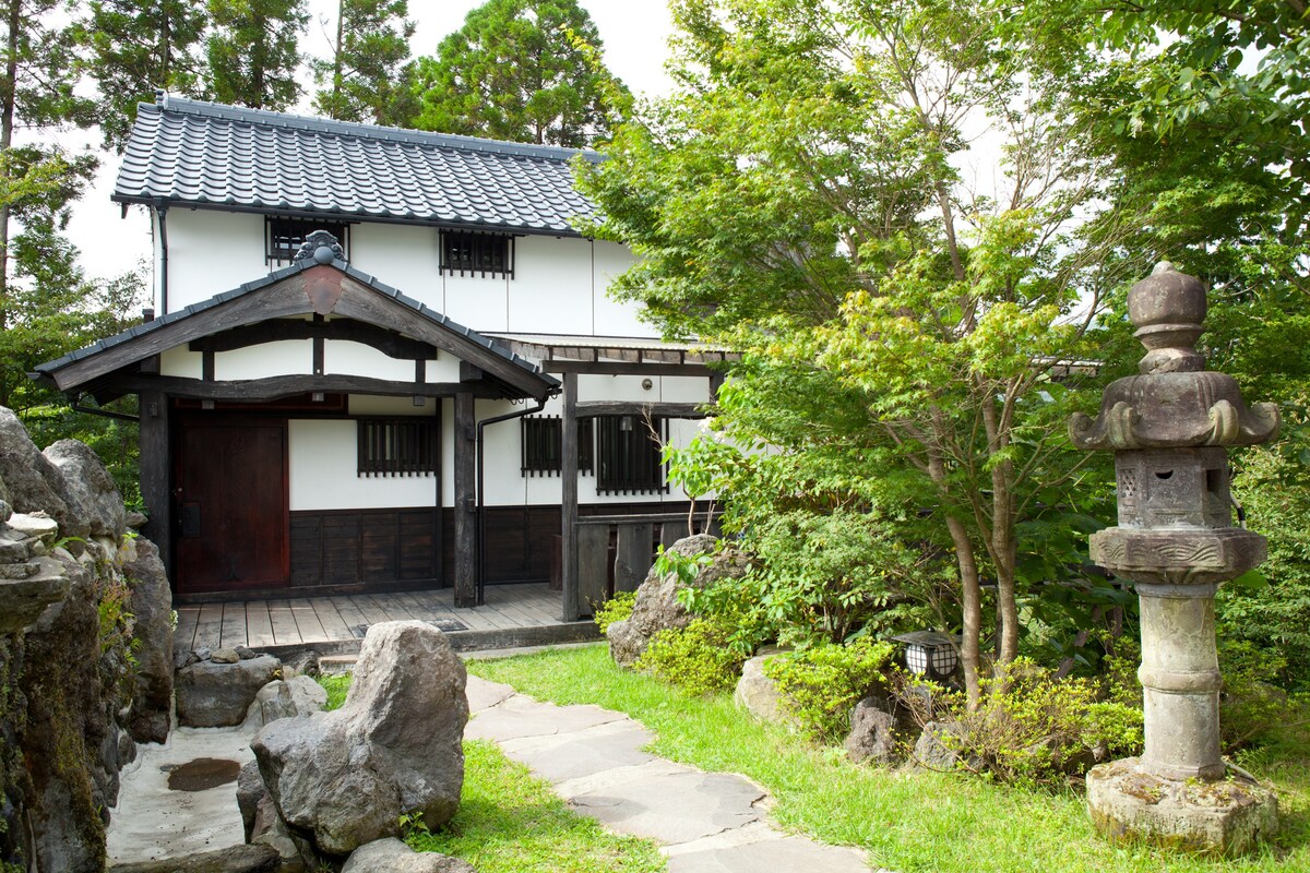 位于黑川地下室的大自然别墅、私人大门和露台、免费无线网络和老房子，您可以在这里享受过去的体验！