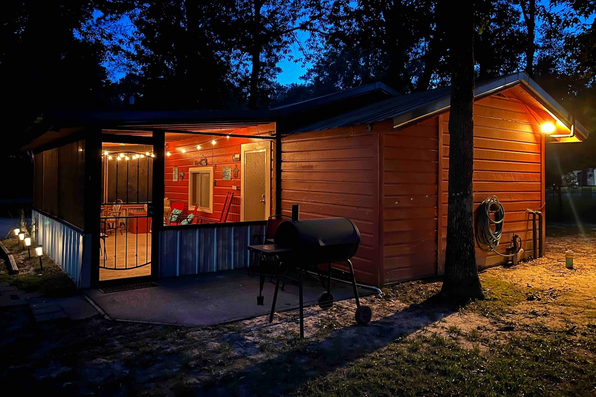 The Mudbelly Cabin near Lake Sam Rayburn