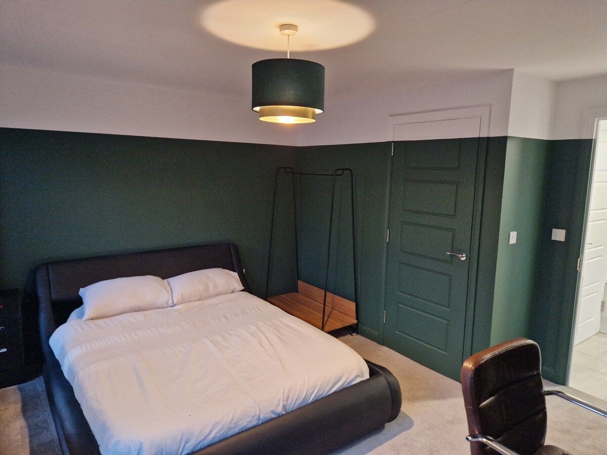 Large Bedroom with En Suite