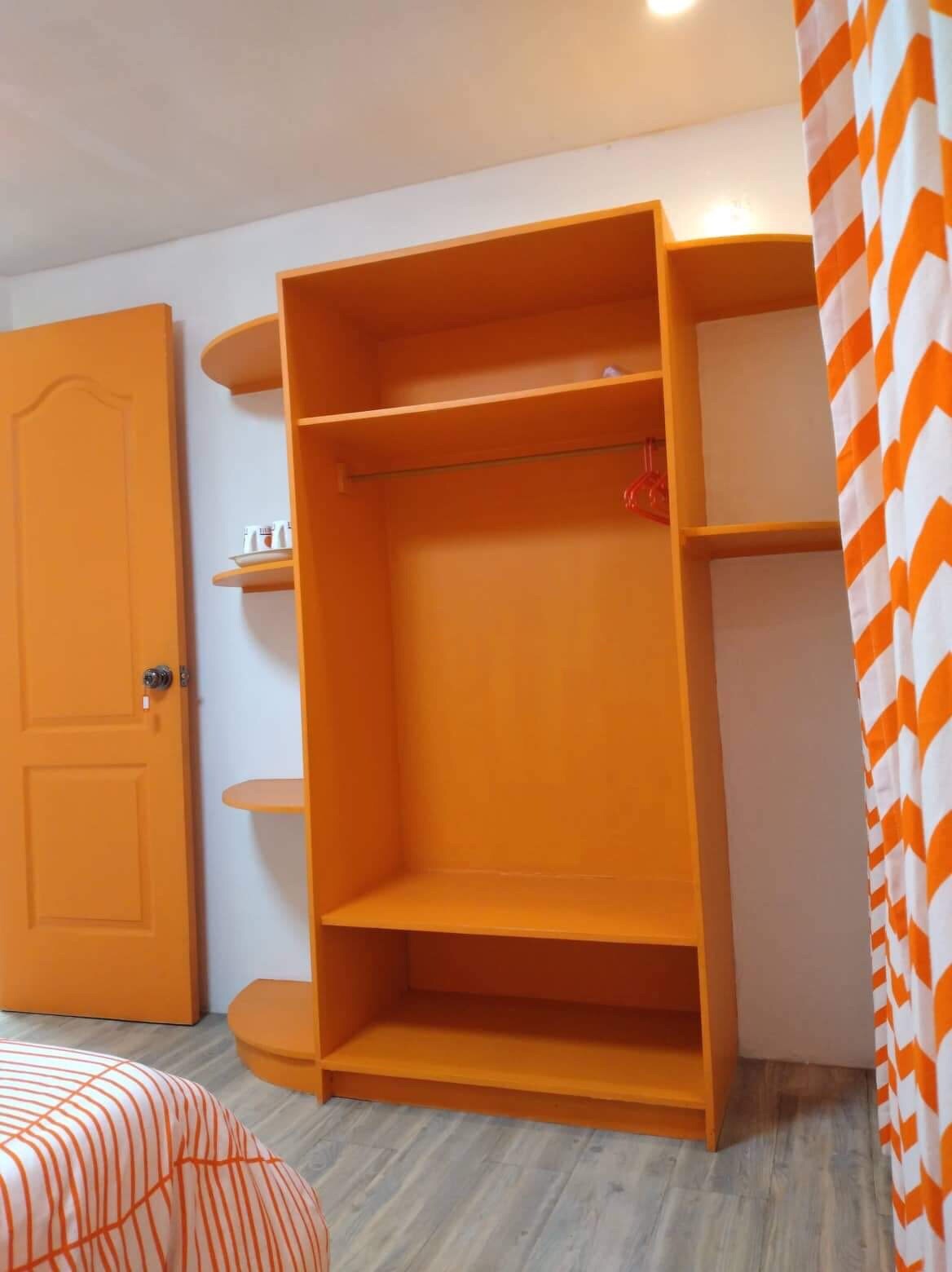 HB - Orange Room